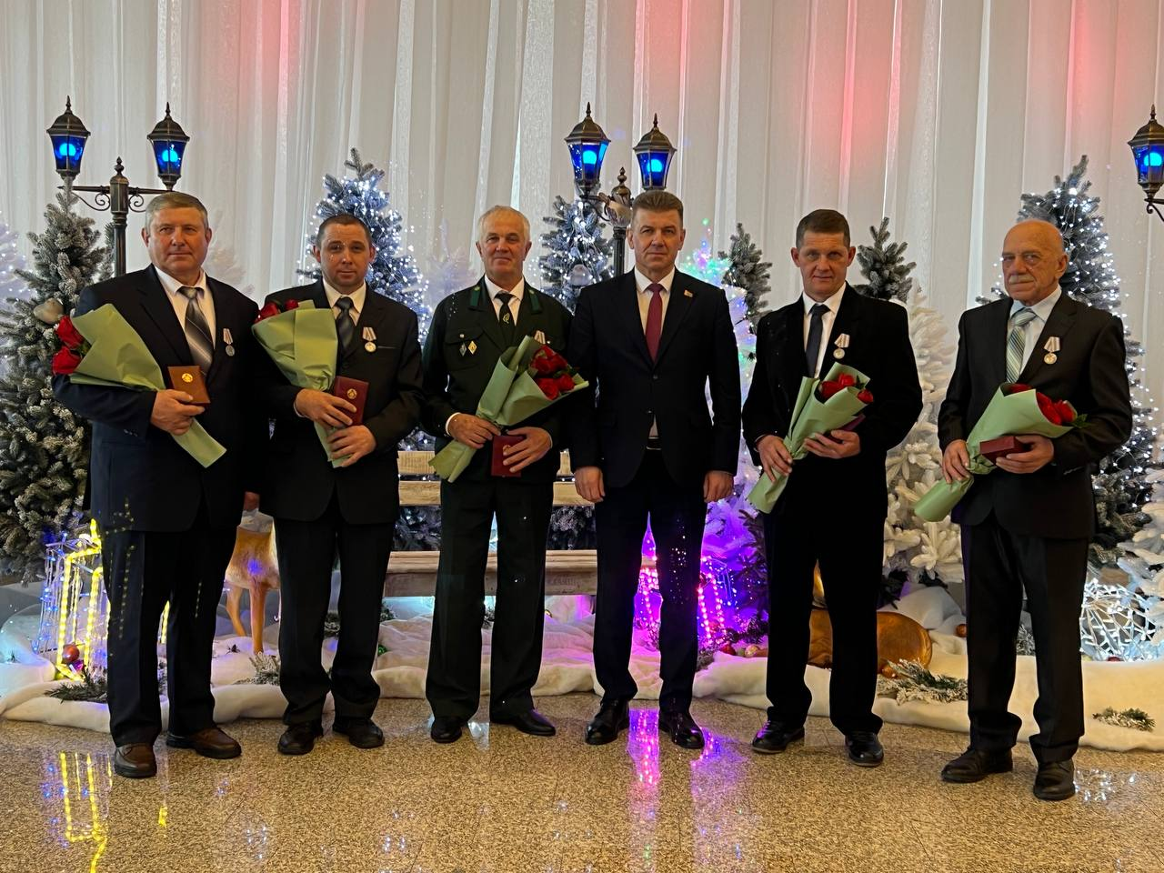 Роман Головченко вручил государственные награды работникам лесного хозяйства 