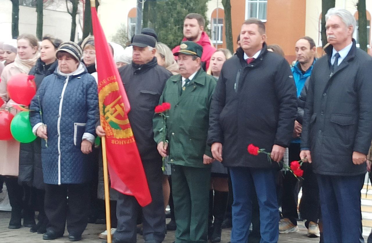 Участие в митинге, посвященном Дню Октябрьской революции